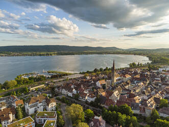 Deutschland, Baden-Württemberg, Radolfzell am Bodensee, Luftaufnahme von Wolken über der Stadt am Seeufer - ELF02377