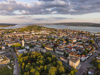 Deutschland, Baden-Württemberg, Radolfzell am Bodensee, Luftaufnahme der Stadt am See in der Abenddämmerung - ELF02379