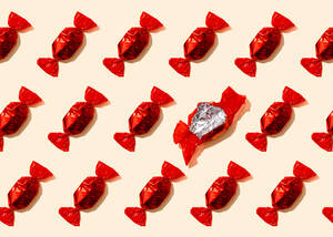 Muster aus Reihen von rot verpackten Bonbons mit einer einzigen leeren Packung - FLMF00492