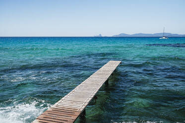 Bootssteg über dem blauen Meer auf der Insel Formentera - JCMF01972