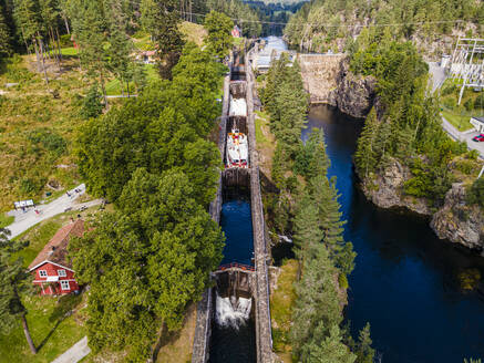 Luftaufnahme des Ausflugsschiffs, das die Vrangfoss-Schleuse passiert - RUNF04500