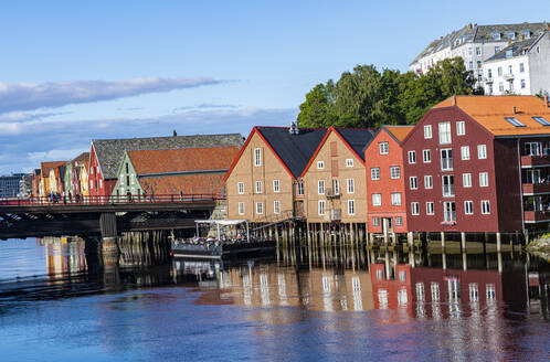 Norwegen, Trondelag, Trondheim, Fluss Nidelva und alte Lagerhäuser am Wasser - RUNF04506