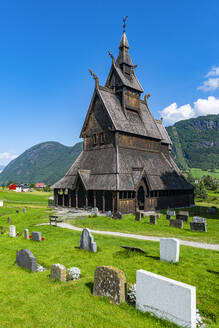 Norwegen, Vestland, Vikoyri, Hopperstad Stabkirche an einem sonnigen Tag - RUNF04510