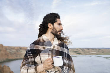 Nachdenklicher Mann mit Kaffeetasse schaut weg - JCCMF02824