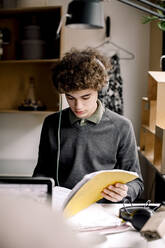 Junge trägt Kopfhörer beim Lernen zu Hause - MASF23846