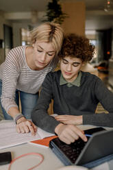 Mutter liest für Teenager-Sohn Studie zu Hause - MASF23868