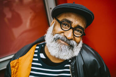 Porträt eines lächelnden, bärtigen älteren männlichen Hipsters mit Brille und Baskenmütze - MASF23886