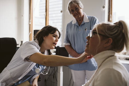 Medizinische Fachangestellte bei der Untersuchung eines Patienten in einer medizinischen Klinik - MASF23982