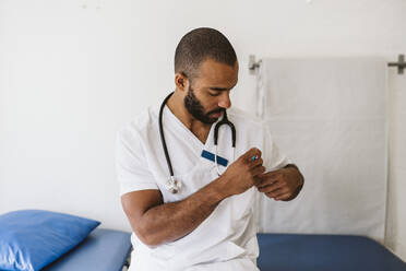 Porträt eines männlichen Arztes, der einen Stift in der Tasche hält - MASF23986