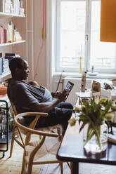 Männlicher Unternehmer, der ein digitales Tablet im Home Office benutzt - MASF24129