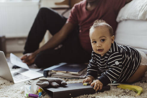 Porträt eines kleinen Jungen neben dem Vater im Schlafzimmer zu Hause - MASF24150