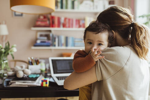 Unternehmerin mit kleinem Jungen arbeitet im Home Office - MASF24227