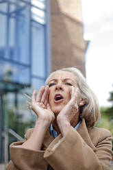 Ältere Frau schreit in der Stadt - AJOF01441