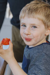 Niedlicher Junge isst Erdbeere zu Hause - MFF08005