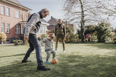 Familie spielt Fußball im Hinterhof - MFF08019