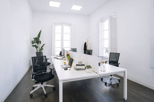 Stühle und Tische im leeren Coworking-Büro - MPPF01838