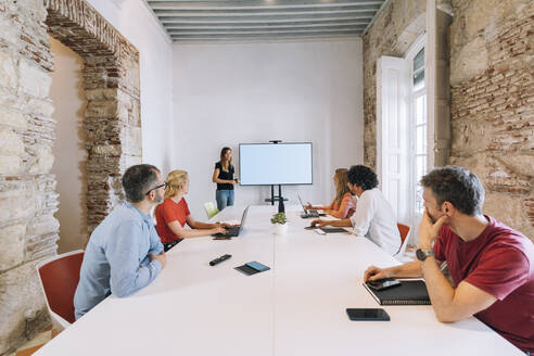 Männliche und weibliche Fachkräfte bei einem Treffen im Coworking-Büro - MPPF01865