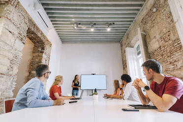 Männliche und weibliche Unternehmer bei einem Treffen in einem modernen Coworking-Büro - MPPF01869