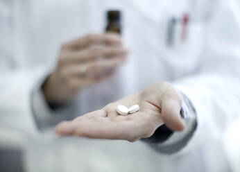 Laborantin mit Tabletten in der Hand - AJOF01462
