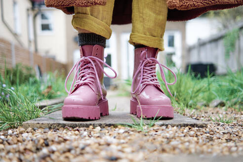 Frau mit rosa Farbe Schuh stehend auf Gehweg - ASGF00453