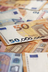 Fünfzig-Euro-Banknote mit mehreren hinzugefügten Nullen als Symbol der Hyperinflation - MMFF01330