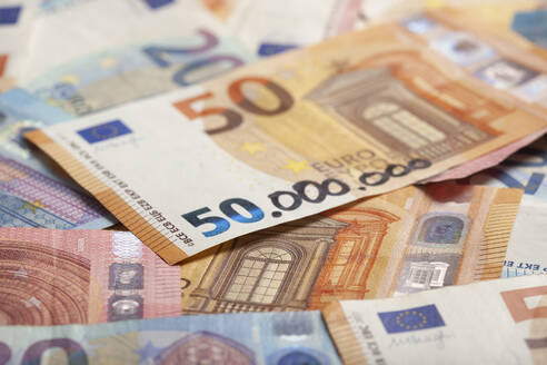 Fünfzig-Euro-Banknote mit mehreren hinzugefügten Nullen als Symbol der Hyperinflation - MMFF01331