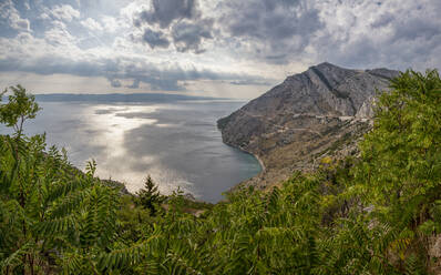 Bucht von Makarska Riviera bei bewölkter Abenddämmerung - MAMF01849