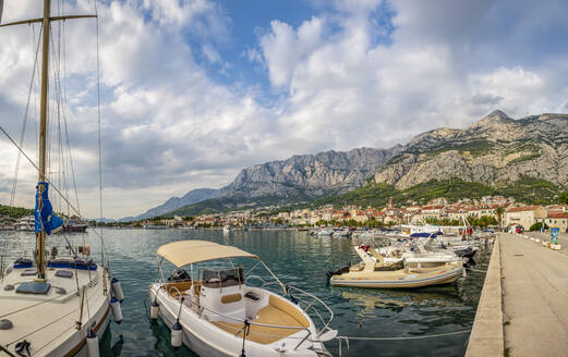 Kroatien, Gespanschaft Split-Dalmatien, Makarska, Hafen von Makarska Riviera mit Biokovo-Gebirge im Hintergrund - MAMF01850