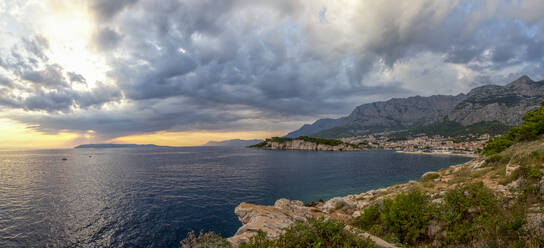 Panoramablick auf die Bucht von Makarska Riviera bei bewölkter Abenddämmerung - MAMF01851