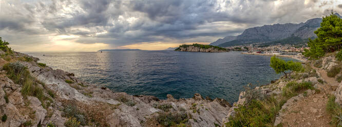 Panoramablick auf die Bucht von Makarska Riviera bei bewölkter Abenddämmerung - MAMF01852