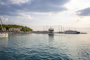 Kroatien, Gespanschaft Split-Dalmatien, Makarska, Fähren im Hafen von Makarska Riviera - MAMF01858