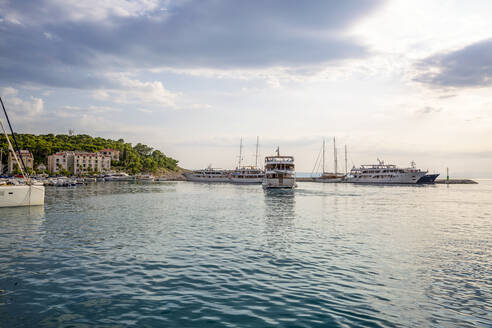 Kroatien, Gespanschaft Split-Dalmatien, Makarska, Fähren im Hafen von Makarska Riviera - MAMF01858