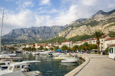 Croatia, Split-Dalmatia County, Makarska, Makarska Riviera harbor with Biokovo range in background - MAMF01859