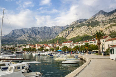 Kroatien, Gespanschaft Split-Dalmatien, Makarska, Hafen von Makarska Riviera mit Biokovo-Gebirge im Hintergrund - MAMF01859
