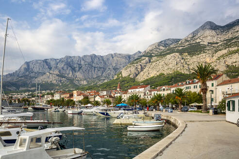 Kroatien, Gespanschaft Split-Dalmatien, Makarska, Hafen von Makarska Riviera mit Biokovo-Gebirge im Hintergrund - MAMF01859