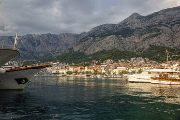 Croatia, Split-Dalmatia County, Makarska, Makarska Riviera harbor with Biokovo range in background - MAMF01861