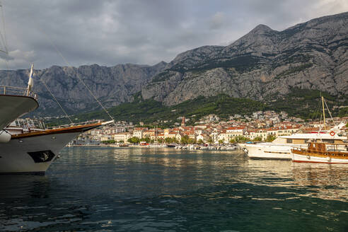 Kroatien, Gespanschaft Split-Dalmatien, Makarska, Hafen von Makarska Riviera mit Biokovo-Gebirge im Hintergrund - MAMF01861