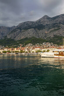 Kroatien, Gespanschaft Split-Dalmatien, Makarska, Hafen von Makarska Riviera mit Biokovo-Gebirge im Hintergrund - MAMF01862