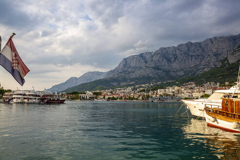 Kroatien, Gespanschaft Split-Dalmatien, Makarska, Hafen von Makarska Riviera mit Biokovo-Gebirge im Hintergrund - MAMF01863