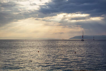 Bucht von Makarska Riviera bei bewölkter Abenddämmerung - MAMF01864