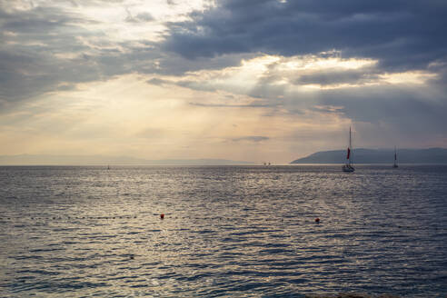 Bucht von Makarska Riviera bei bewölkter Abenddämmerung - MAMF01864