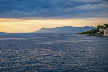 Bucht von Makarska Riviera bei bewölkter Abenddämmerung - MAMF01867