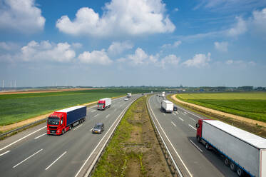 Traffic along Bundesautobahn 44 on sunny day - FRF00931