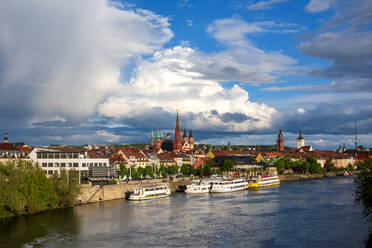 Deutschland, Bayern, Würzburg, Große Wolken über der Stadt am Fluss - NDF01312