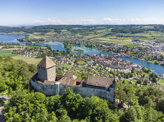 Schweiz, Kanton Schaffhausen, Stein am Rhein, Luftaufnahme der Burg Hohenklingen und der umliegenden Stadt im Sommer - ELF02380
