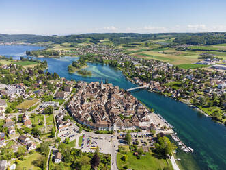 Schweiz, Kanton Schaffhausen, Stein am Rhein, Luftaufnahme der Uferstadt im Sommer - ELF02387