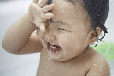 Cute baby girl taking bath - AZF00340