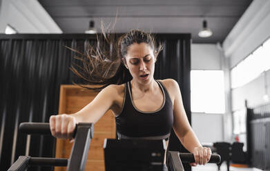 Mittlere erwachsene Frau beim Training im Fitnessstudio - SNF01486