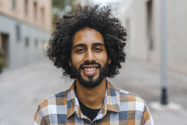 Junger Mann mit Afrofrisur lächelnd - AFVF08914