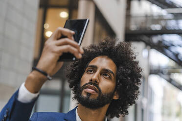 Geschäftsmann nimmt Selfie durch Smartphone - AFVF08918